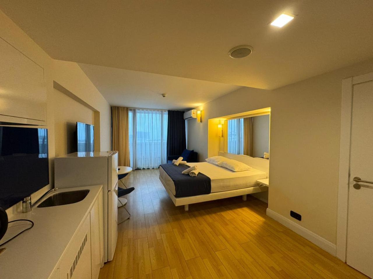 Lux Apart Hotel 555 Batumi Room photo